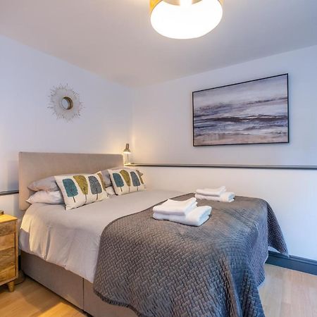 Modern Apt Near Gardens With Large Decking Area - Vivre Retreats Bournemouth Zewnętrze zdjęcie