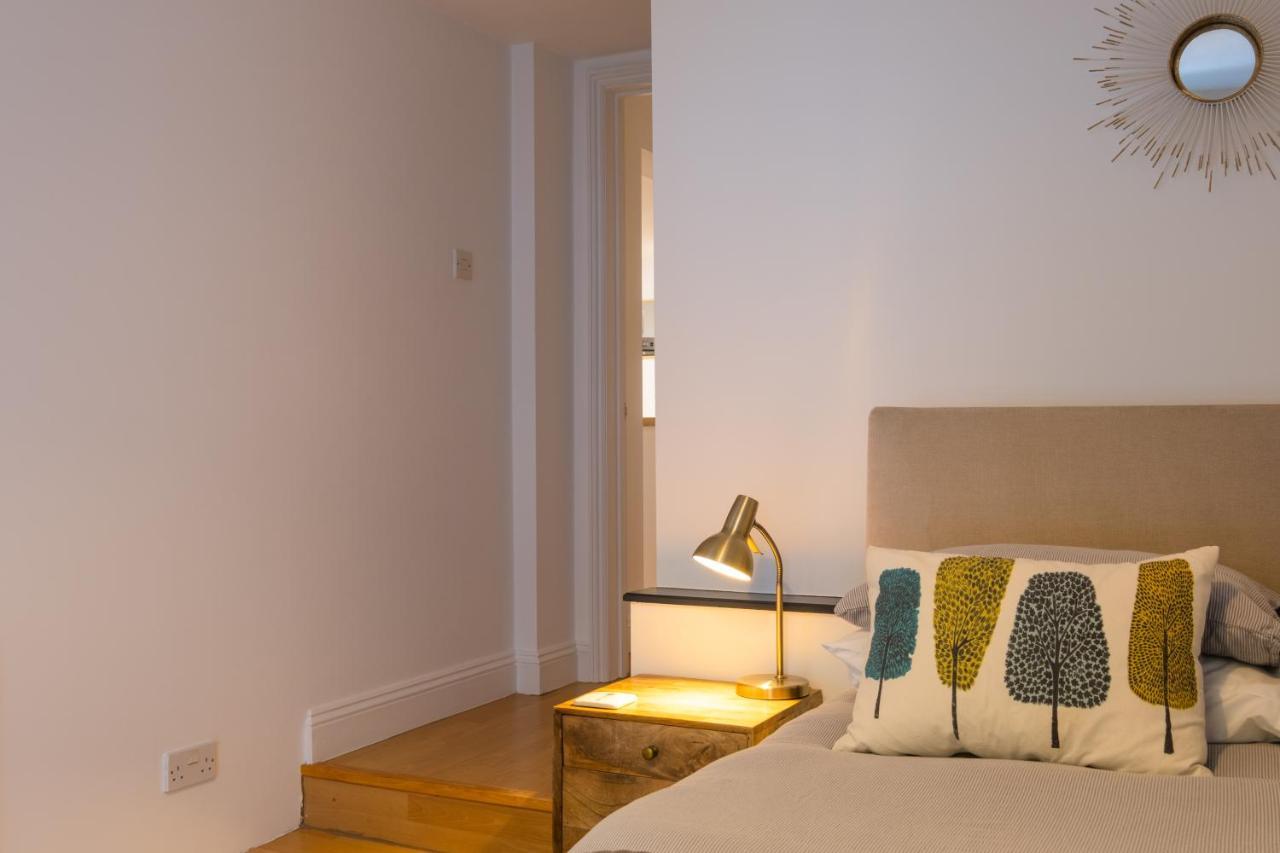 Modern Apt Near Gardens With Large Decking Area - Vivre Retreats Bournemouth Zewnętrze zdjęcie