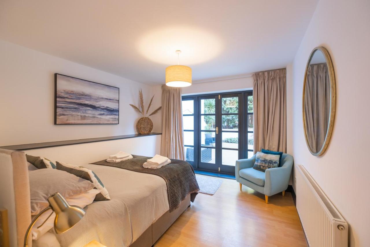 Modern Apt Near Gardens With Large Decking Area - Vivre Retreats Bournemouth Zewnętrze zdjęcie