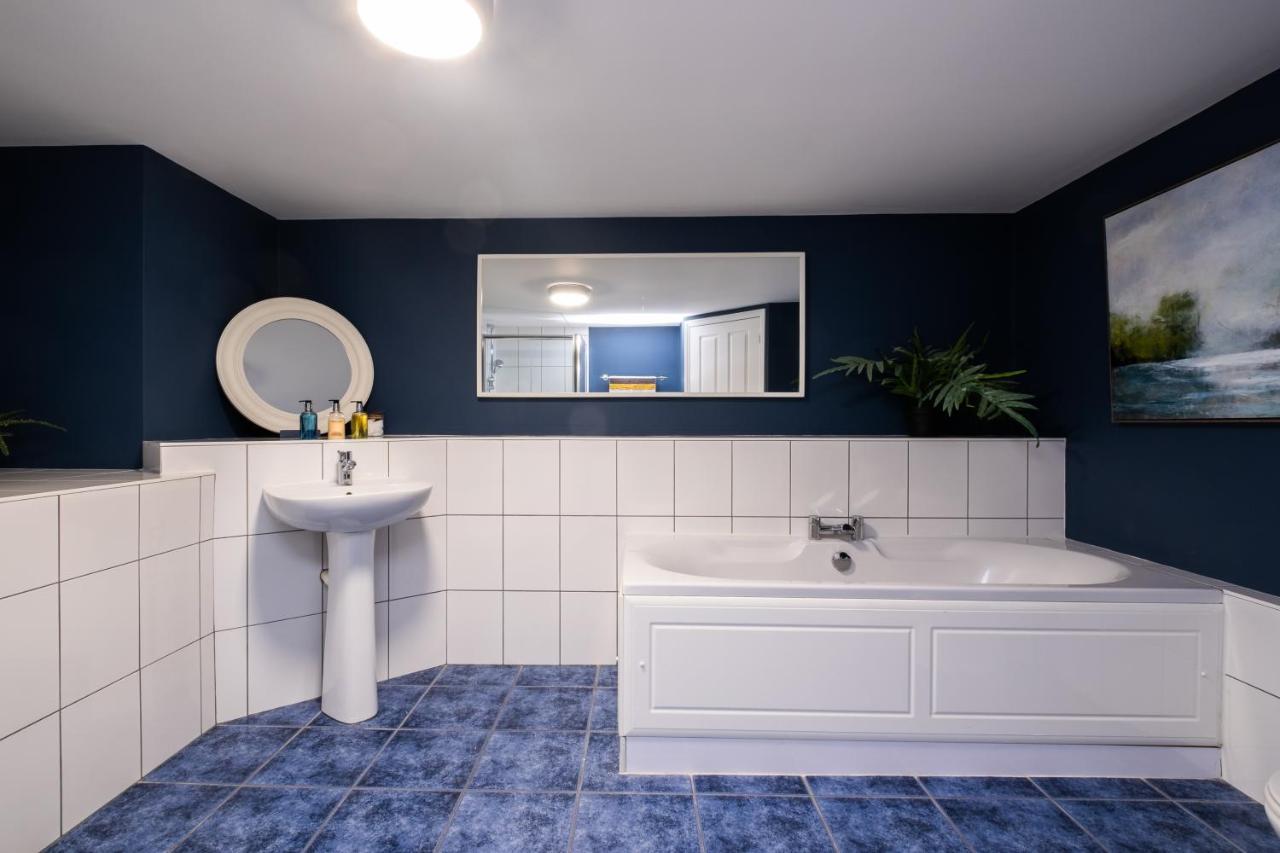 Modern Apt Near Gardens With Large Decking Area - Vivre Retreats Bournemouth Zewnętrze zdjęcie