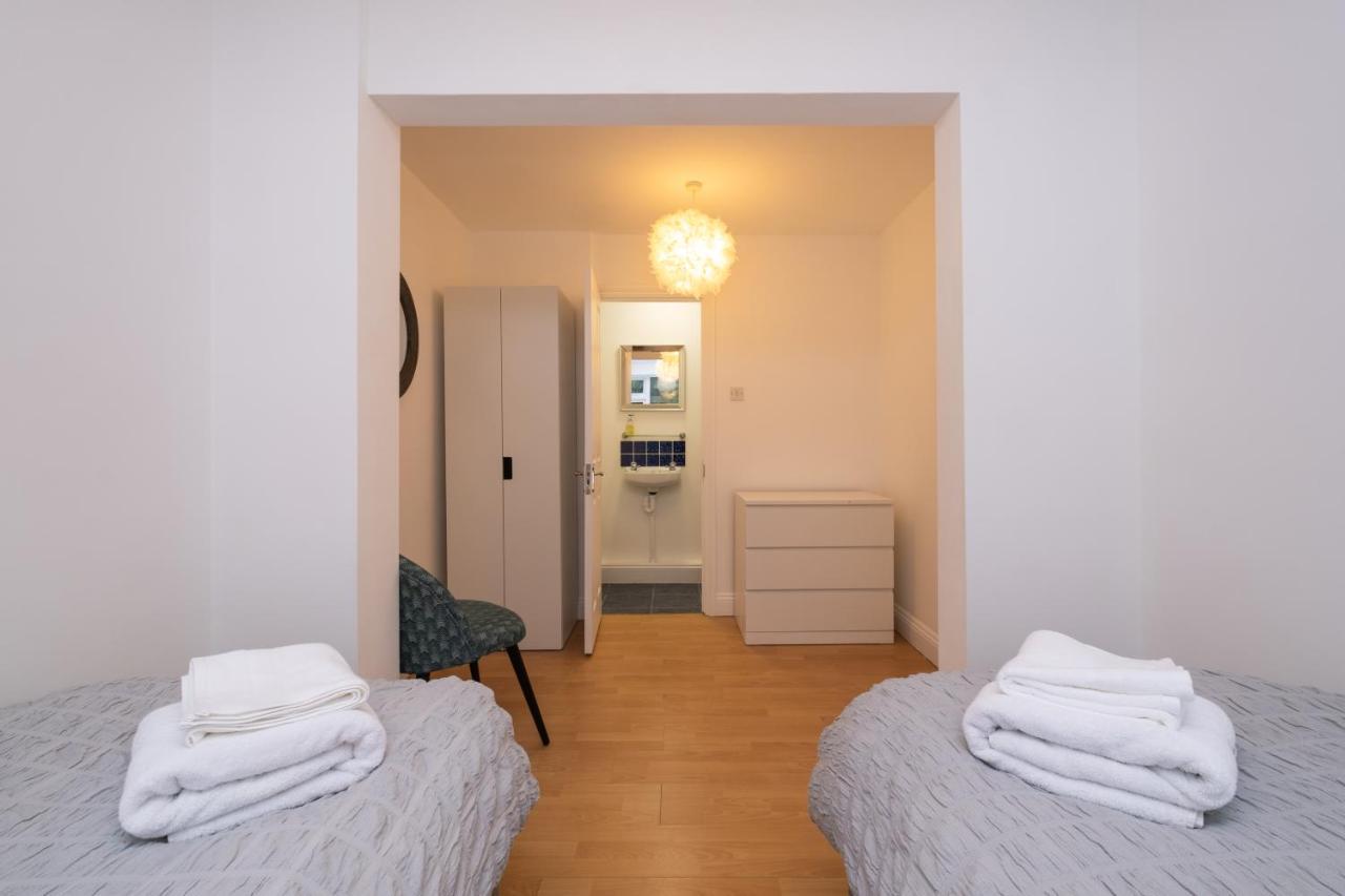 Modern Apt Near Gardens With Large Decking Area - Vivre Retreats Bournemouth Zewnętrze zdjęcie