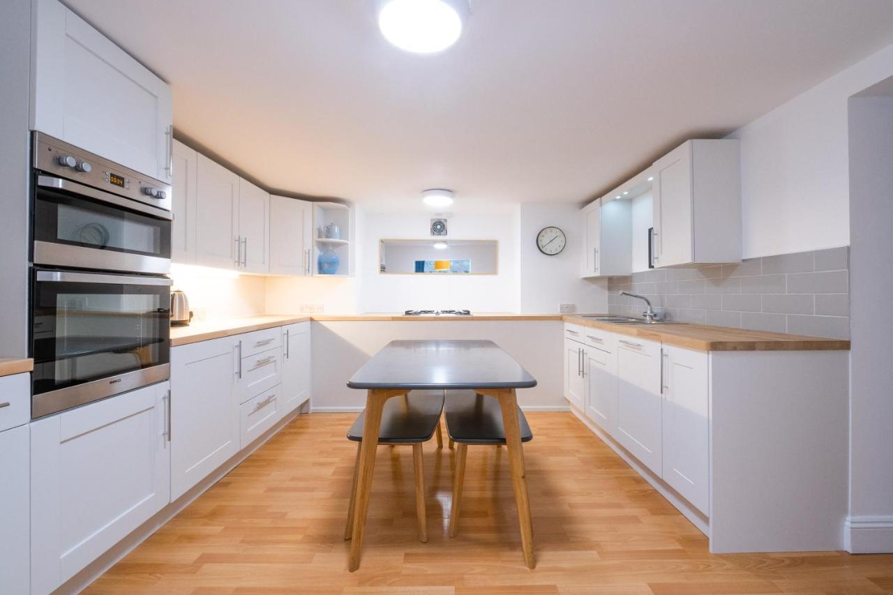 Modern Apt Near Gardens With Large Decking Area - Vivre Retreats Bournemouth Zewnętrze zdjęcie