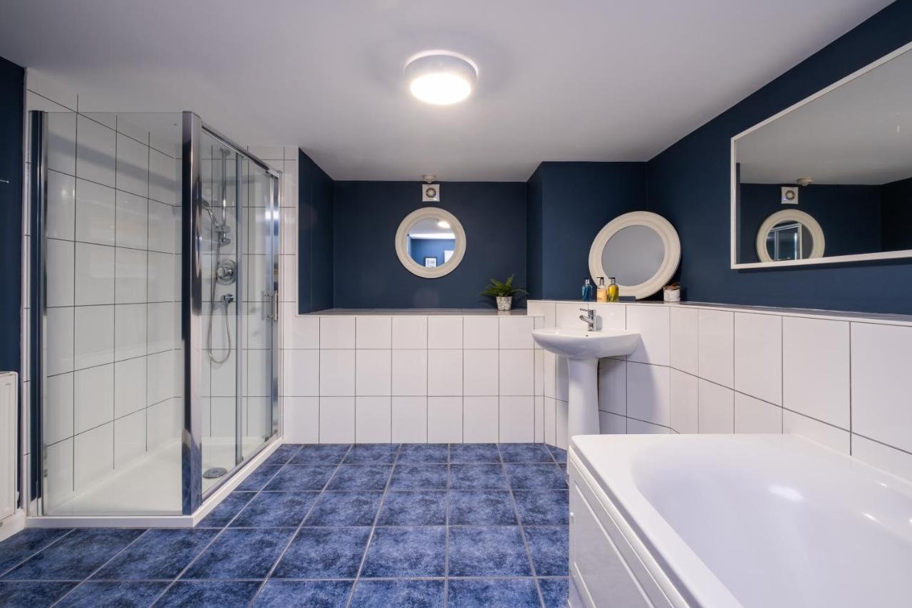 Modern Apt Near Gardens With Large Decking Area - Vivre Retreats Bournemouth Zewnętrze zdjęcie