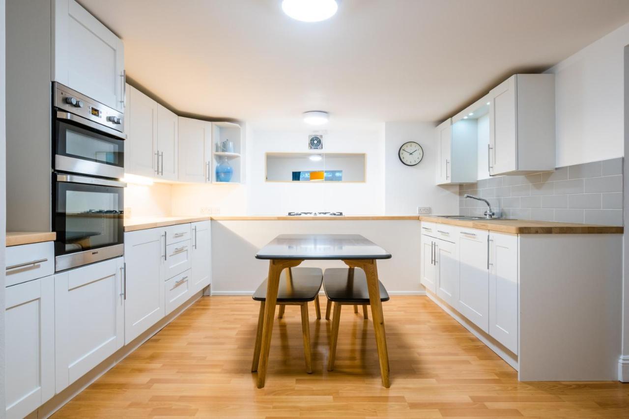 Modern Apt Near Gardens With Large Decking Area - Vivre Retreats Bournemouth Zewnętrze zdjęcie